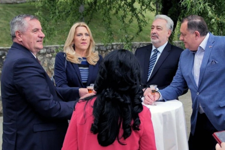 Cvijanovićeva razgovara sa Krivokapićem