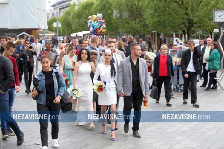 Dodik: Odobriti proslavu matura