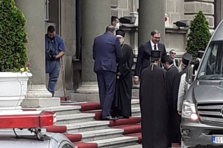 Dodik na ručku sa Vučićem, patrijarhom Porfirijem i vladikama