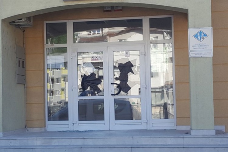 Sjekirom razbio stakla na zgradi Elektrodistribucije Sapna