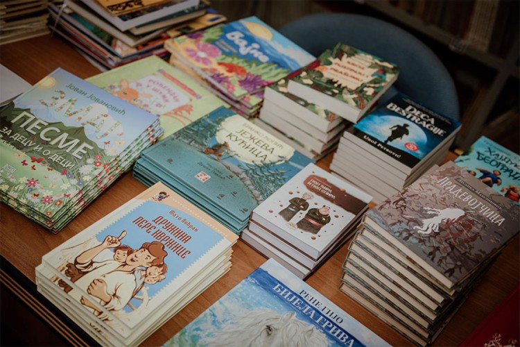 Stigla pomoć za školsku biblioteku u Modriči