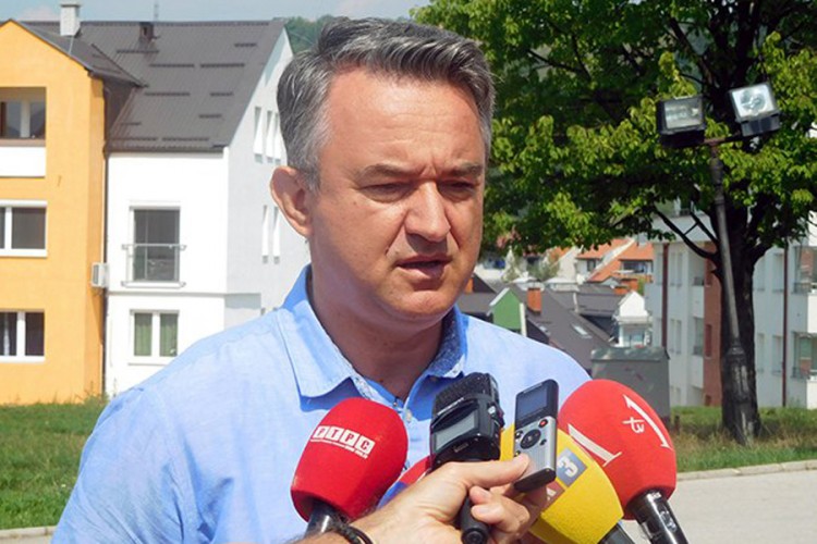 "Politički razlozi da presuda generalu Mladiću bude izrečena baš 8. juna"