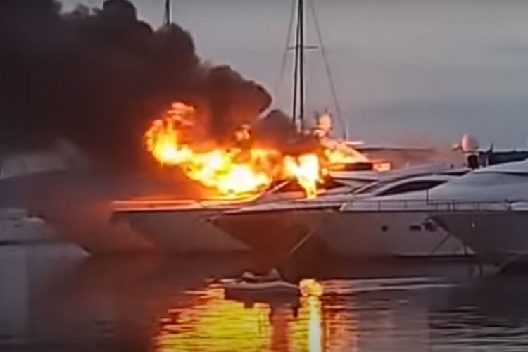 Požar u Marini Kaštela kod Splita, gore brodovi