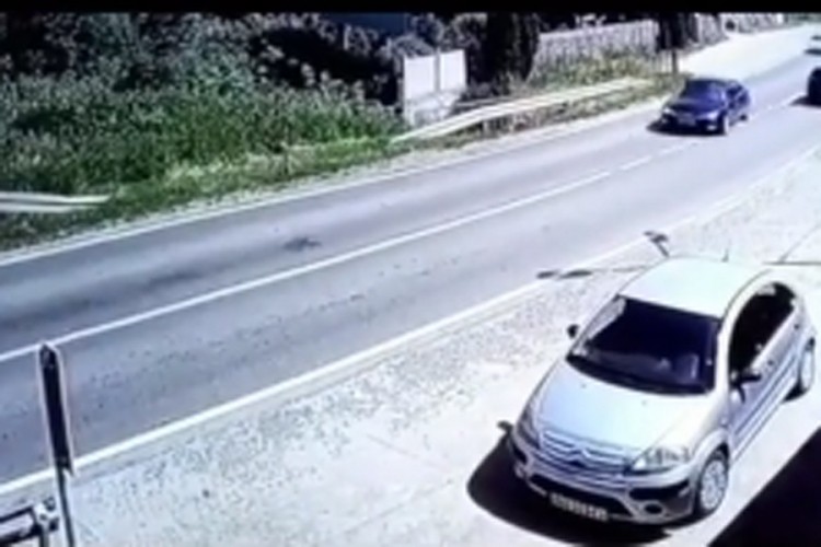 Snimak nesreće kod Ledinaca, prešao u kontrasmjer i direktno se sudario