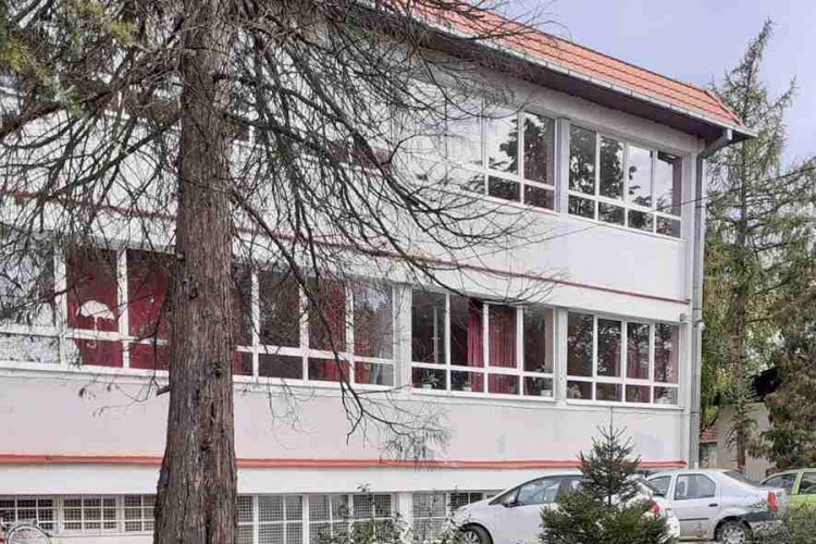 Učenik iskočio kroz prozor škole i polomio noge