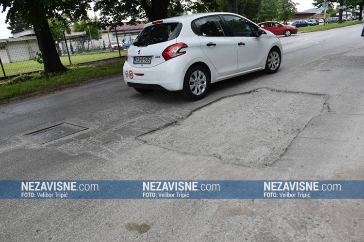 Prelaze u suprotnu traku da obiđu rupe u Banjaluci