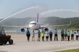 Na Aerodromu Banjaluka vodenim topovima dočekan prvi let iz Dortmunda