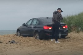 BMW ostao u rikvercu, vozač zaključan spolja