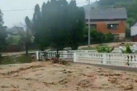 Snažno nevrijeme u Požegi, bujica "divljala" ulicom