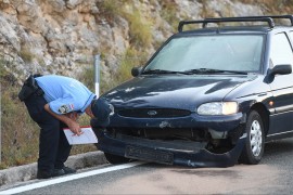Automobil naletio na odlomljenu stijenu nakon potresa