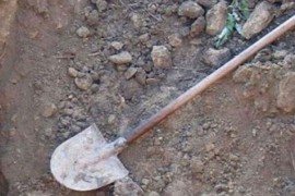 Pokušao sjekirom udariti muškarca, pa dobio lopatom po glavi