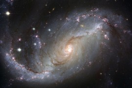 Drveni satelit na jesen u svemiru