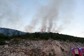 Pad visokonaponske žice izazvao požar, vjetar dodatni problem