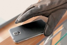 Ukrao mobilni telefon sa klupe