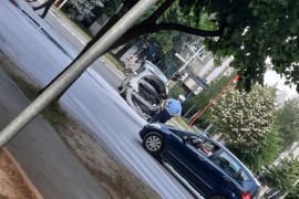 Udes u centru Banjaluke: Zapalio se auto, povrijeđena djevojčica