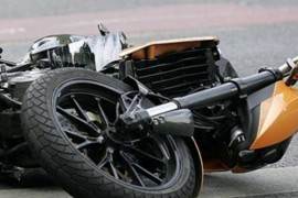 Teško povrijeđen muškarac u sudaru motora i automobila