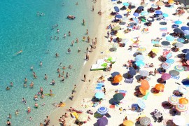 Turisti u šoku, 83 migranta se usred dana iskrcala na punu plažu