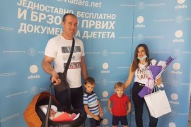 Rajčević uručio dokumente roditeljima prve "eBebe" u Srpskoj