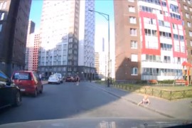 Beba ispuzala na prometnu ulicu, kamera sve snimila