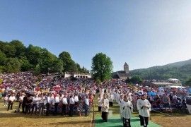 Vjernici iz cijelog svijeta u Podmilačju molili za ozdravljenje ...