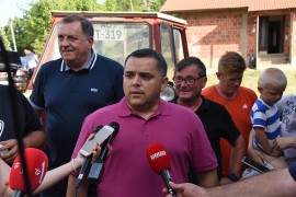 Dodik uručio traktor samohranom ocu petoro djece
