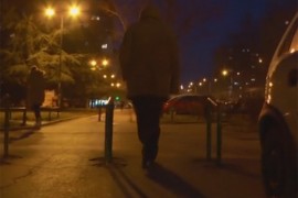 Niš u strahu: Muškarac bode građane s leđa u parku