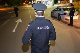 Pijana napala policajce u Prnjavoru, nogom udarala policijski auto