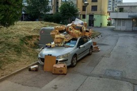 Zanimljiv slučaj u BiH: Parkirao pored kontejnera, građani mu ...