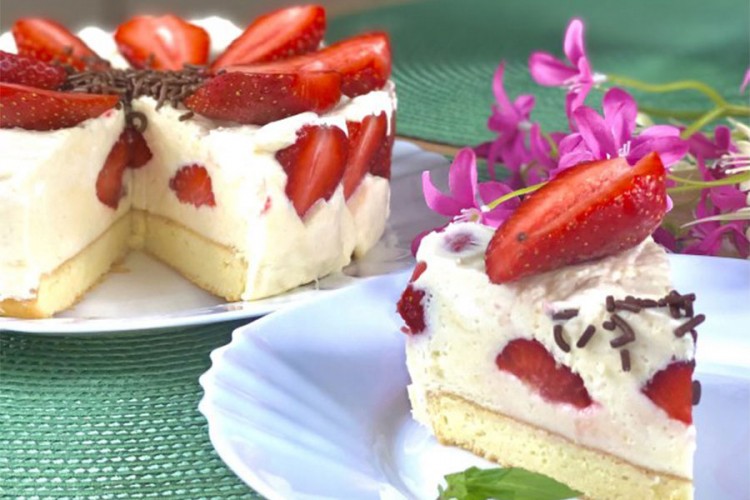 Bijela torta s jagodama