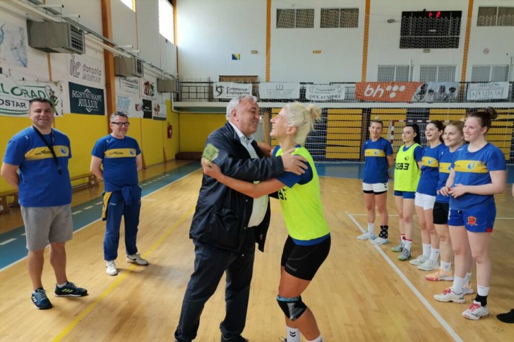 Umičević častio “zmajice” sa 500 evra