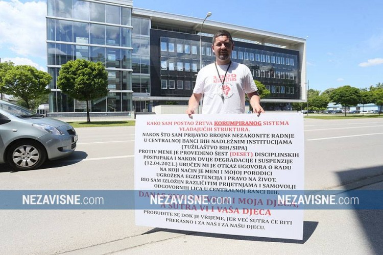 Predsjednik Sindikata štrajkovao ispred CB BiH