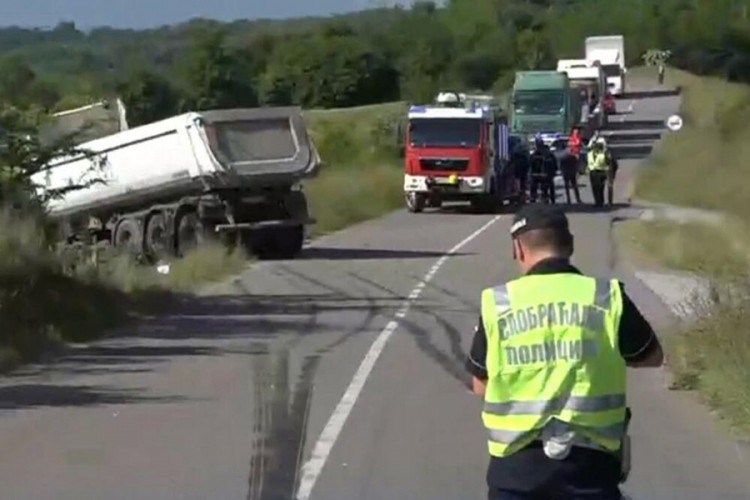 Stravičan sudar kamiona i kombija, četiri osobe poginule