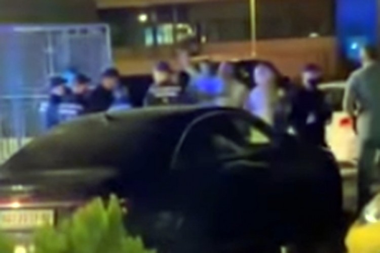 Snimak incidenta s Jovanovićem: Galamio na policiju, navodno šutirao auto