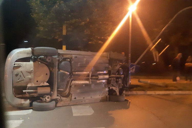 Auto se prevrnuo kod parka "Mladen Stojanović"