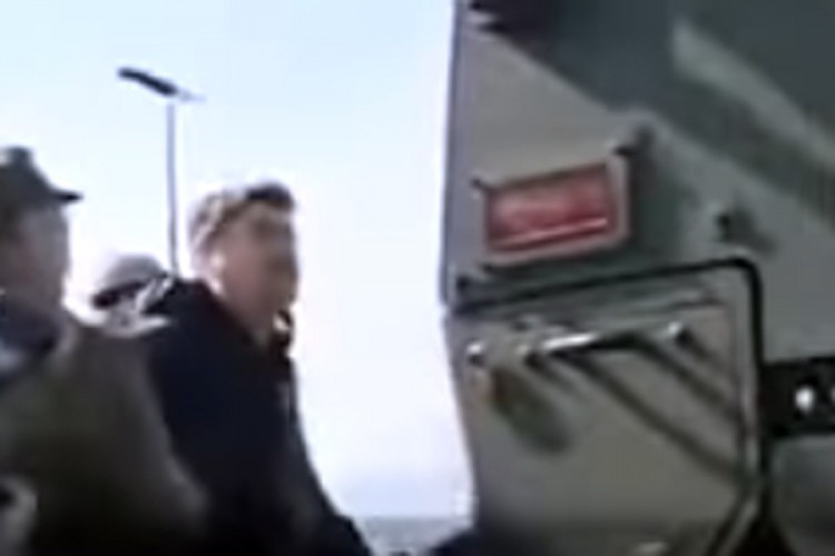 HDZ objavio snimak pada Milanovića sa oklopnog vozila: "Junački se skljokao"