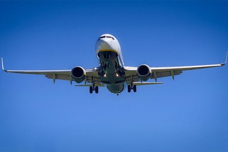 Pomahnitali putnik pokušao da uđe u pilotsku kabinu aviona u letu