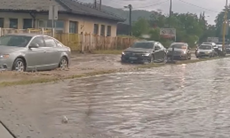 Veliko nevrijeme u dijelovima BiH, problemi u saobraćaju