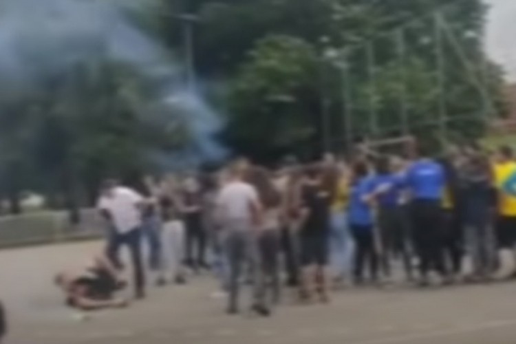 Ocu koji je pretukao sina u školskom dvorištu 30 dana pritvora