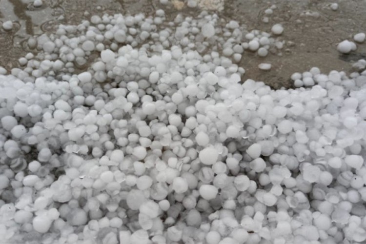 Kakanj pogodilo nevrijeme, padali led i obilna kiša