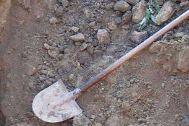 Pokušao sjekirom udariti muškarca, pa dobio lopatom po glavi