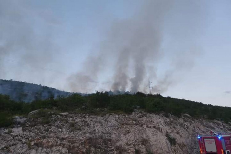 Požar u rejonu Obodine, vatrogasci na terenu