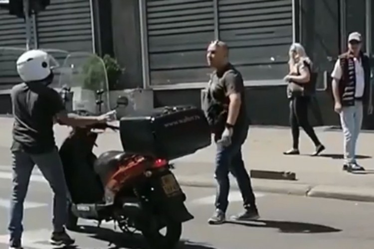 Motociklista ga zamalo udario, on mu vratio pesnicom, sve snimljeno