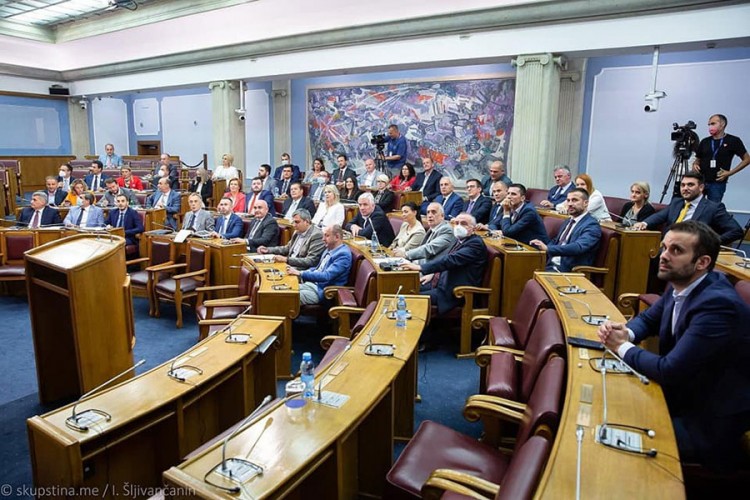 Rezolucija o Srebrenici uzburkala region i dovela u pitanje crnogorsku vladu
