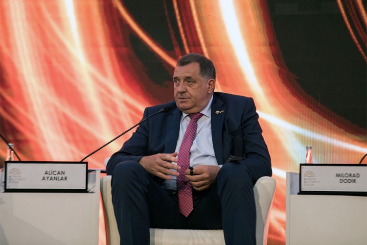 Dodik na Samitu u Antaliji: Iskustvo sa "Kovaksom" teško i mučno