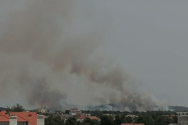 Veliki požar u zaleđu Vodica