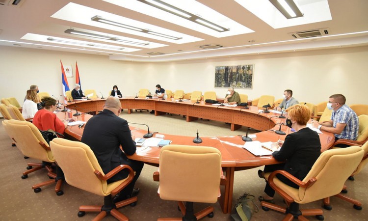 NS RS: Nema pravnog osnova za izuzimanje zemljišta od RS