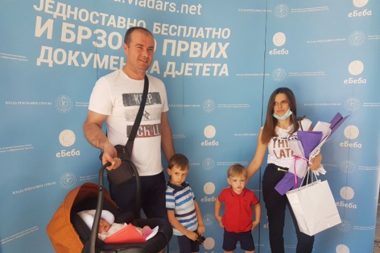 Rajčević uručio dokumente roditeljima prve "eBebe" u Srpskoj