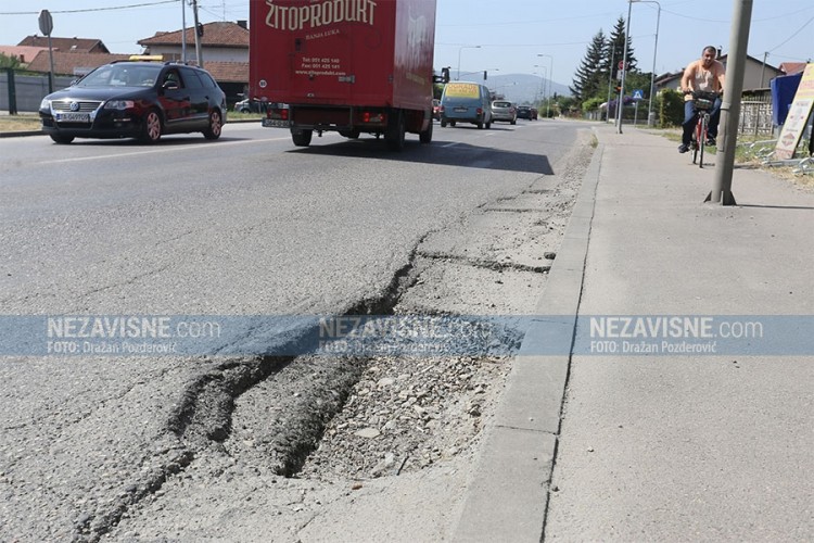 Udarna rupa u banjalučkom naselju Derviši prijeti učesnicima u saobraćaju