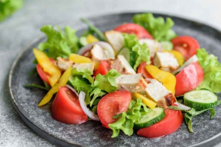 Pesto pileća salata