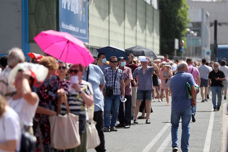 Kolaps u Zagrebu: 1.000 došlo na vakcinu bez termina, muškarac kolabirao